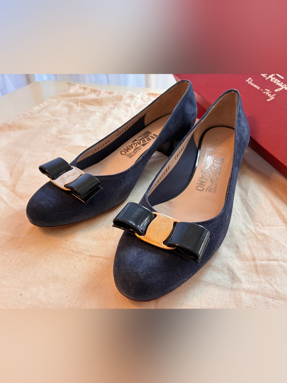 Salvatore Ferragamo Navy Suede Black Patent Vara Bow Pumps 7B Italy + Original B